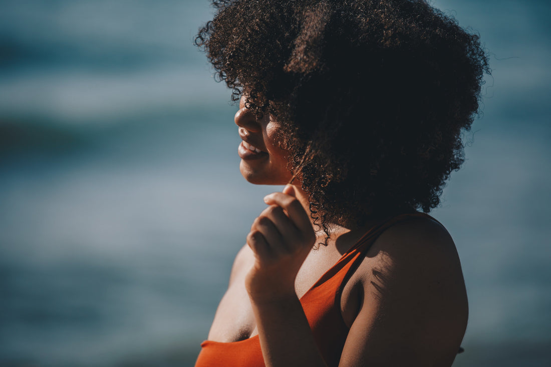 Cheveux secs et cassants : causes, routine efficace et conseils pour retrouver des cheveux hydratés
