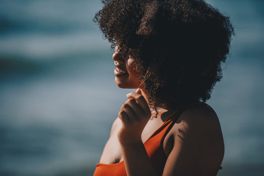 Cheveux secs et cassants : causes, routine efficace et conseils pour retrouver des cheveux hydratés